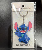 PVC Keychain - Lilo & Stitch - Stitch Sitting Waving - foto real del paquete