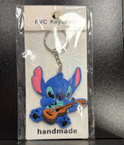 PVC Keychain - Lilo & Stitch - Stitch Playing Ukulele - foto real del paquete