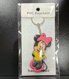 PVC Keychain - Mickey Mouse & Friends - Minnie Mouse In Yellow Dress - foto real del paquete
