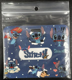 ID Card Badge Holder - Lilo & Stitch - Multiple Stitch Poses On Blue Horizontal - foto real del paquete