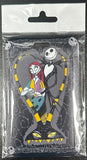 ID Card Badge Holder - The Nightmare Before Christmas - Jack And Sally Embracing Inside Yellow-Black Striped Heart - foto real del paquete