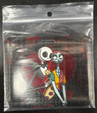 ID Card Badge Holder - The Nightmare Before Christmas - Jack and Sally Hug on Red Grunge - foto real del paquete