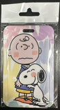 ID Card Badge Holder - Peanuts - Charlie Brown And Snoopy Hugging On Pastel Background - foto real del paquete