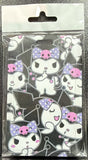ID Card Badge Holder - Sanrio - Kuromi Faces Purple Bows Black Background - foto real del paquete