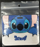 ID Card Badge Holder - Lilo & Stitch - Stitch Peeking Over White Sign Horizontal - foto real del paquete