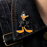 Enamel Pin - Looney Tunes - Daffy Duck Standing Arms Crossed Smiling